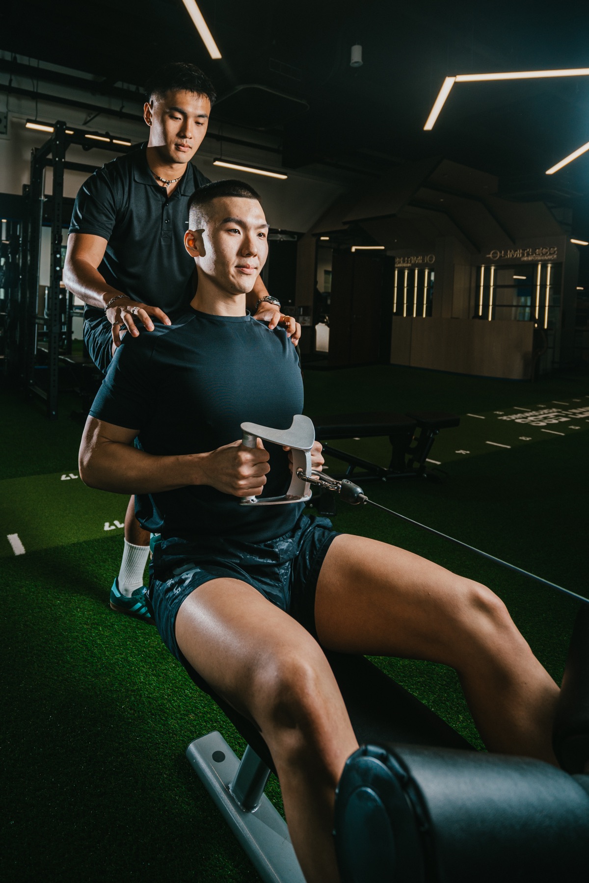 Independent trainer coaching a client on the Horizon floor